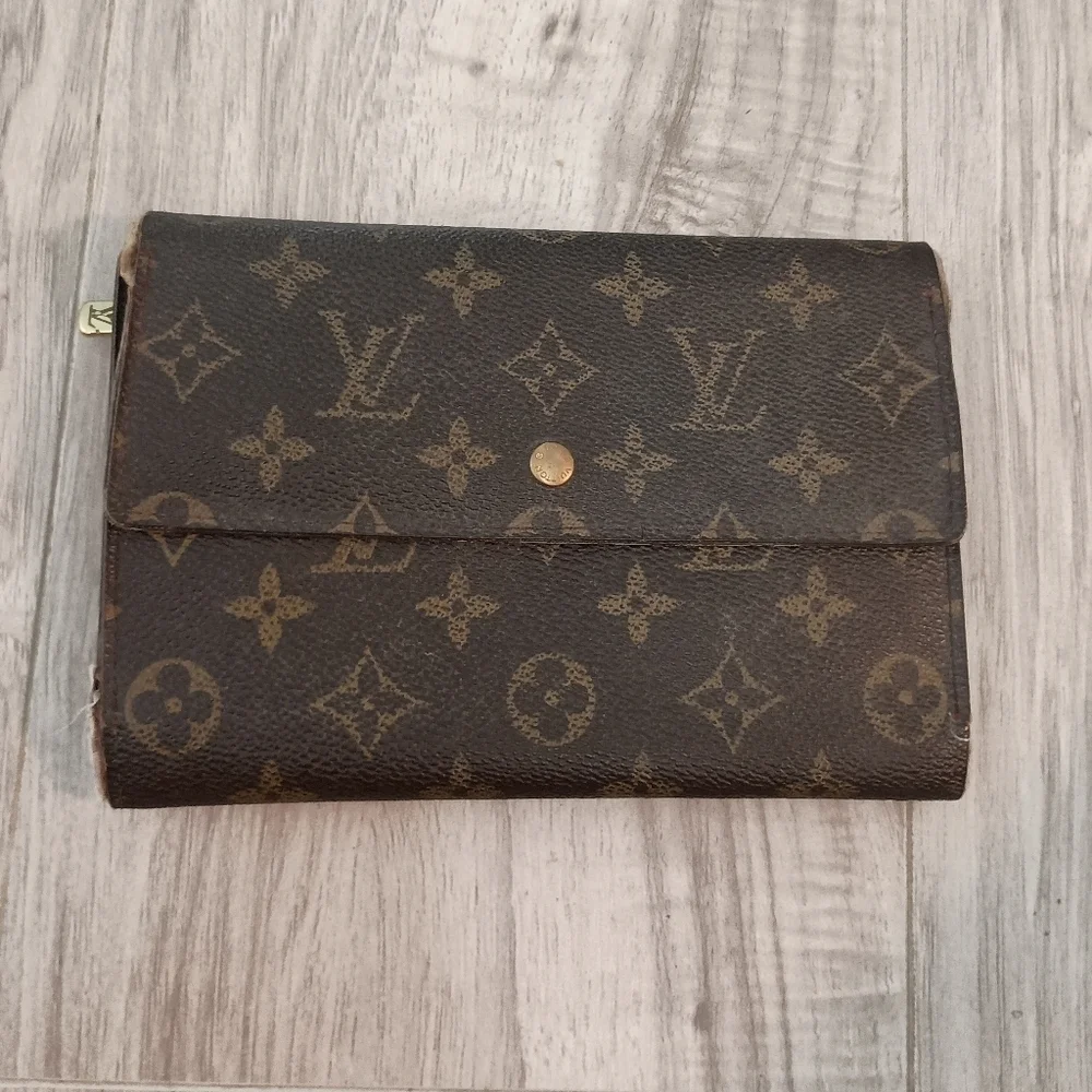 Louis Vuitton Monogram Pochette Passport Trifold Wallet